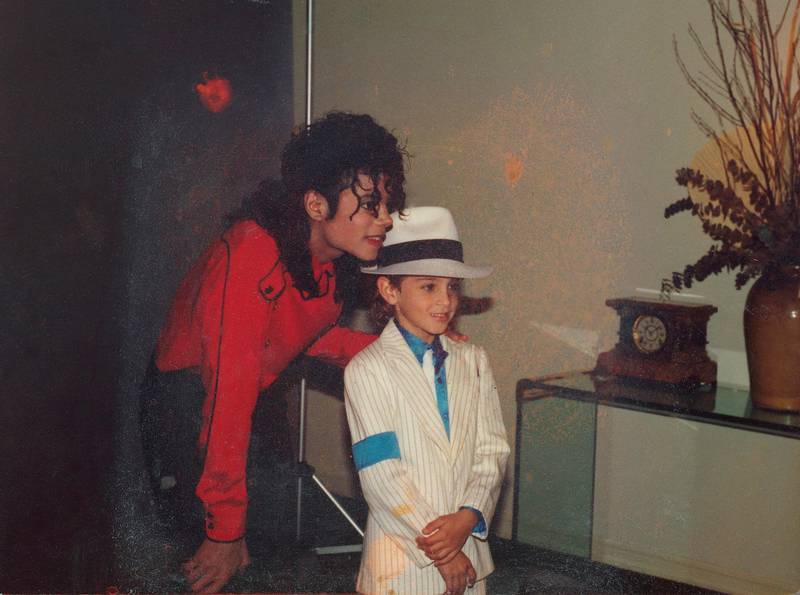 Wade Robson møter Michael Jackson for første gang i 1990

Manipulert, misbrukt og sveket av mannen de forgudet. Nå bryter de tausheten om popkongen Jackson. Amerikansk dokumentar. Med: James Safechuck, Wade Robson.