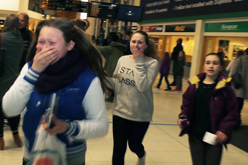 I en kort periode trodde disse jentene at Isac Elliot hadde forlatt flyplassen ut bakveien. Da var ikke tårene til å holde igjen. Men gråten var ikke forgjeves. Elliot reddet søndagskvelden til slutt.