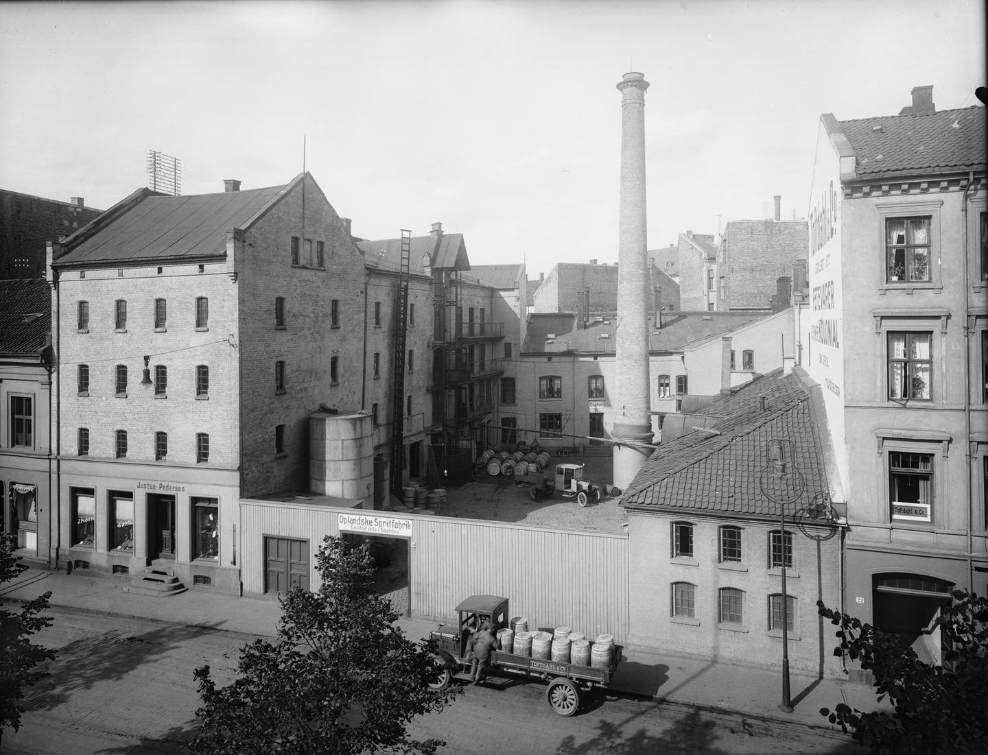 I 1925 kjøpte Vinmonopolet samtlige aksjer i Oplandske Spritfabriks destilleri i Stenersgata 20. Da Vinmonoplet kjøpte Løiten Brænderis Destillition i 1927 var alle destillerier samlet på en hånd, men brennerier og gjærspritfabrikkene var fortsatt private bedrifter. Bildet viser Oplandske spritfabrikk i 1925.