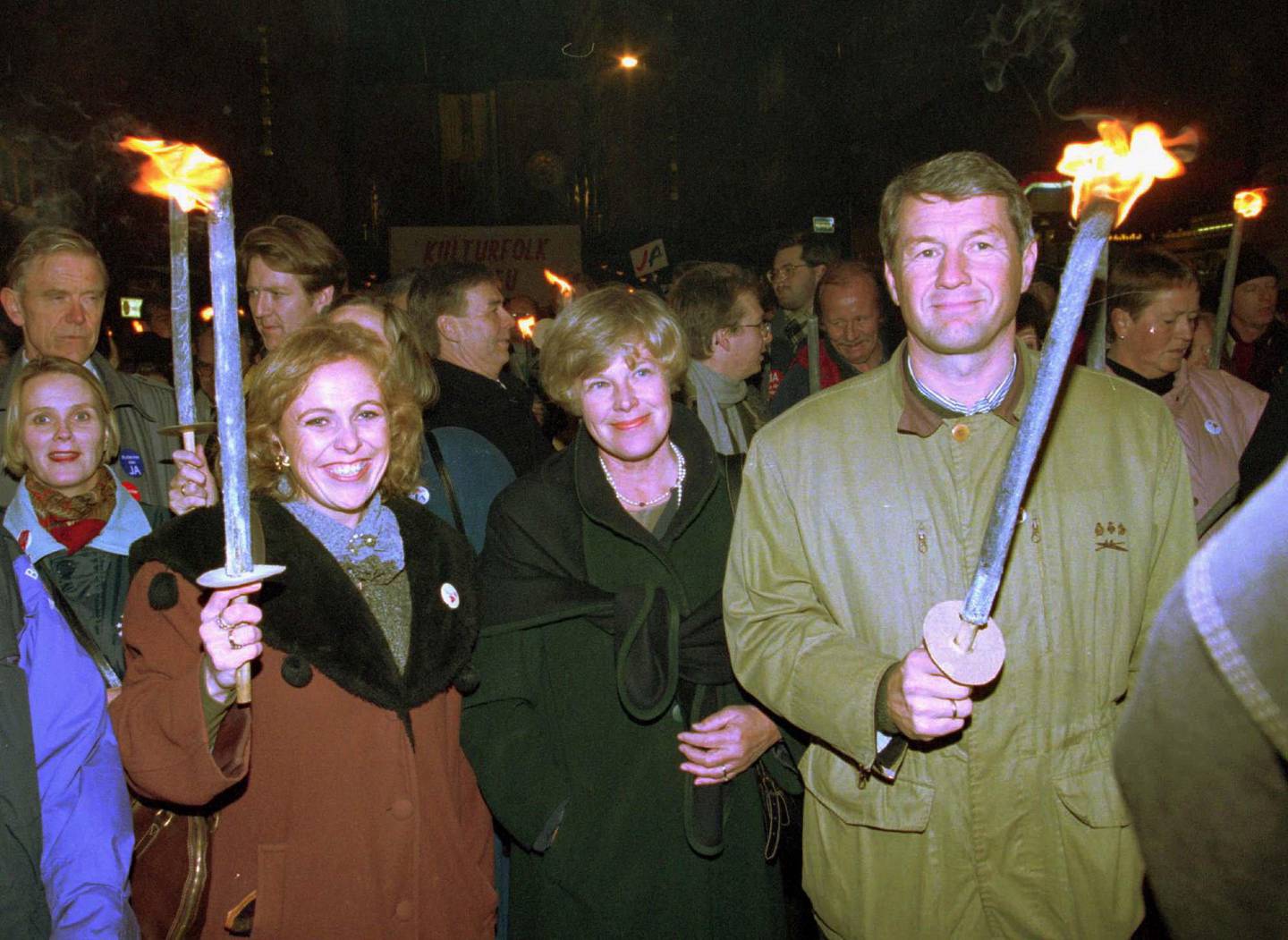 1994: Europabevegelsen tente fakler for norsk medlemskap. Hverken Nei til EU eller Europabevegeslen har de samme skarene med seg i dag. FOTO:  Morten Holm / Scanpix.   FOTO: Holm, Morten / 
