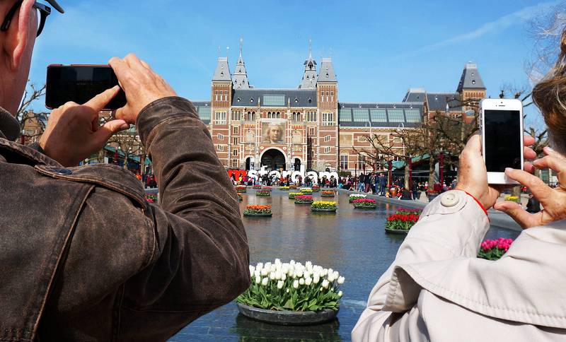 I Amsterdam arrangeres Tulipanfestivalen i hele april, blant annet utenfor Rijksmuseum. FOTO: CHRISTINE BAGLO