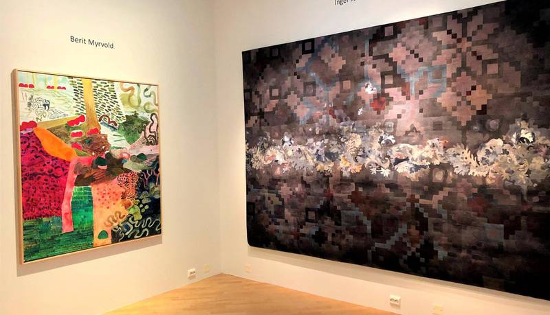 Alle verk er markert med kunstnerens navn over. Her vises Berit Myrvold og Inger Johanne Rasmussen.