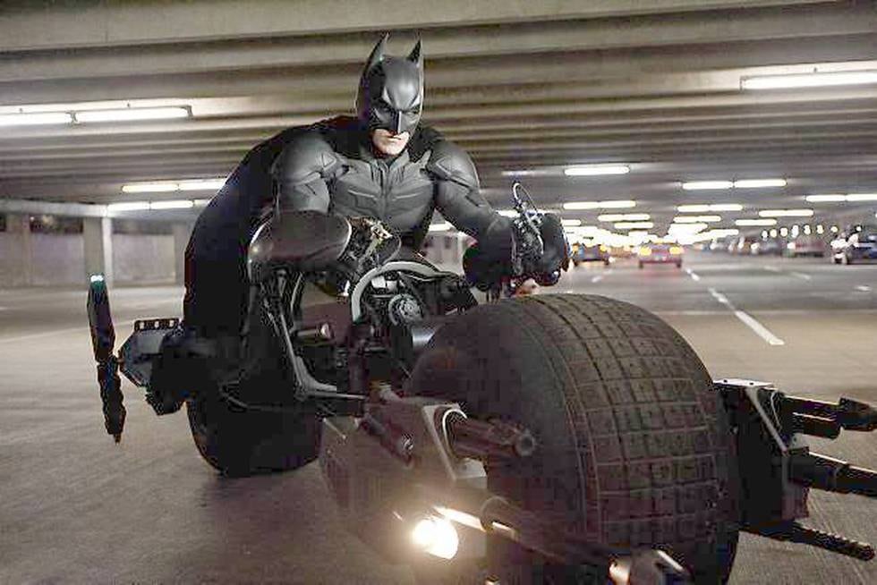 Fire skuespillere har spilt Batman på film siden 1988. George Clooney styrte batmobilen i «Batman & Robin», Joel Schumachers kalkun fra 1997 som satte en bråstopp for Batman-franchisen. Her er Christian Bale i "The Dark Knight Rises". FOTO: WARNER BROS. PICTURES