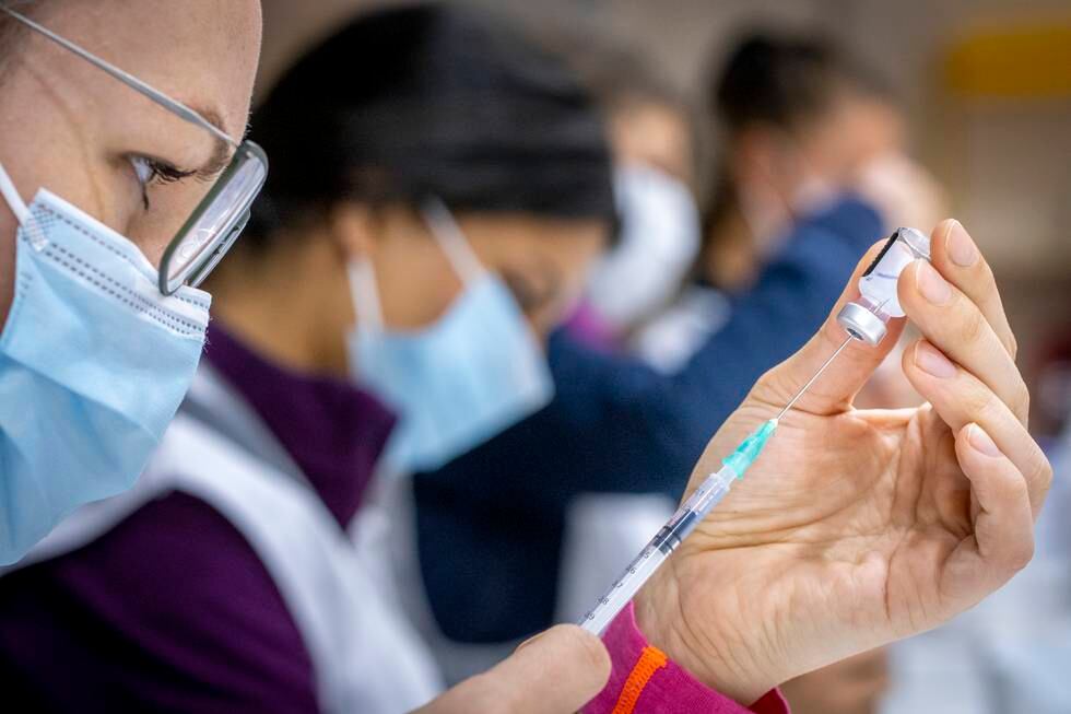 Sykepleiere fra Bærum kommune fyller sprøyter med Pfizer-vaksine mot koronavirus på vaksinesenteret på Rud i Bærum. En amerikansk studie viser at til Pfizer/Biontech og Moderna er 90 prosent effektive mot koronainfeksjon. Foto: Heiko Junge / NTB