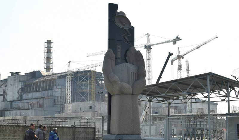 Opprydningsarbeiderne, de såkalte Likvidatorene, er blitt hedret med et monument ved inngangen til Tsjernobyls atomreaktor. FOTO:  NTB SCANPIX