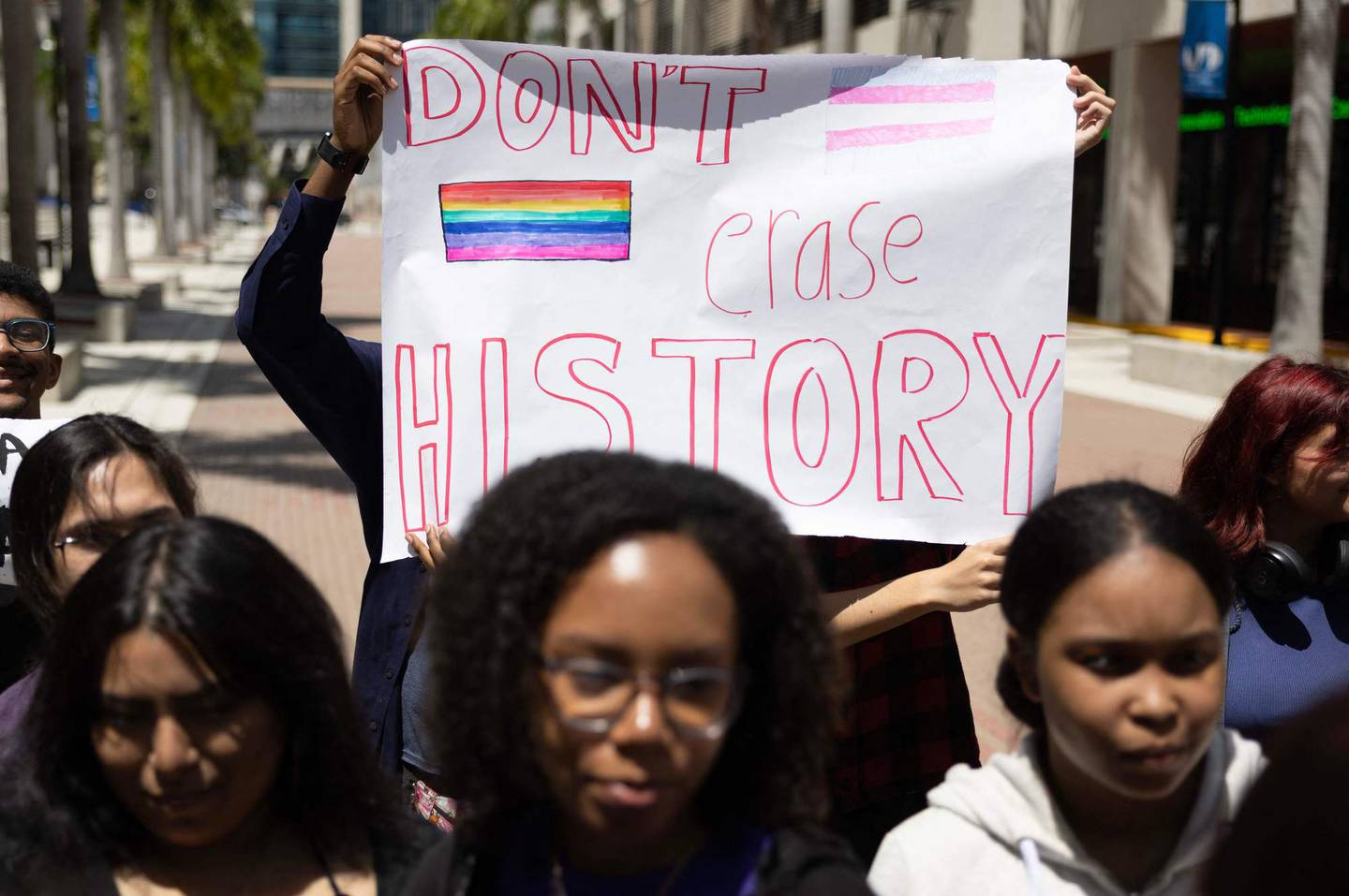 Studenter i Miami i Florida demonstrerte i april mot det de mener er et angrep på utdanningsfrihet under Ron DeSantis.