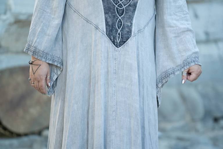 Lena Skarning er i ferd med å vie hennes tredje paganistiske par. Hun er kledd i en grå vigselskjole, tatovert med alkymistiske elementsymboler og renset med røkelse. (Giulia Troisi)