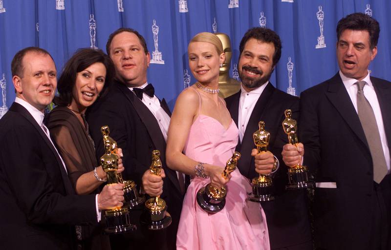 Harvey Weinstein (nummer tre fra venstre) jubler for Oscar for «Shakespear in Love» med blant andre Gwyneth Paltrow (i midten). Paltrow er blant dem som høsten 2017 har stått frem og anklaget sin tidligere stjerneprodusent fopr trakassering. 