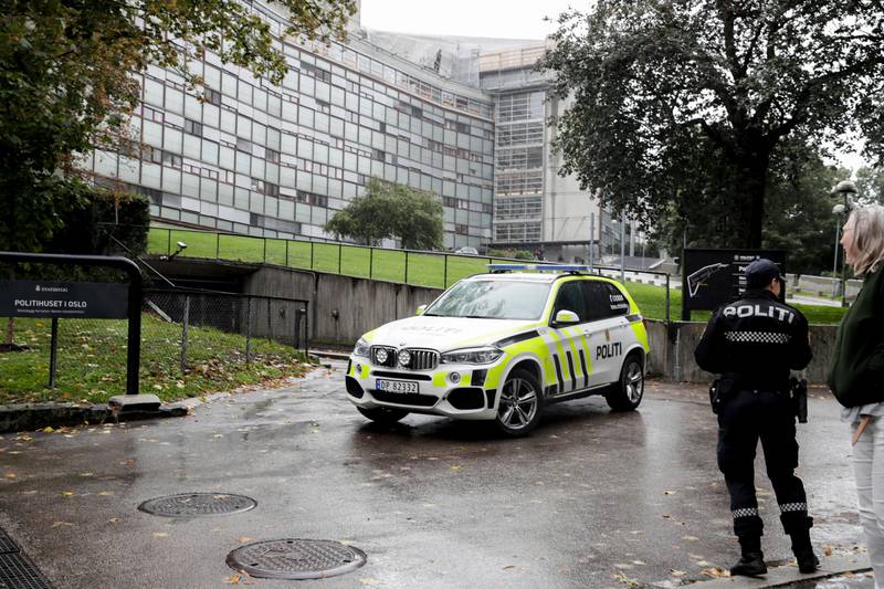 Oslo 20190911. 
En person er pågrepet etter at han ringte politiet i Oslo og sa at han satt utenfor politihuset med en bombe.
Foto: Vidar Ruud / NTB scanpix