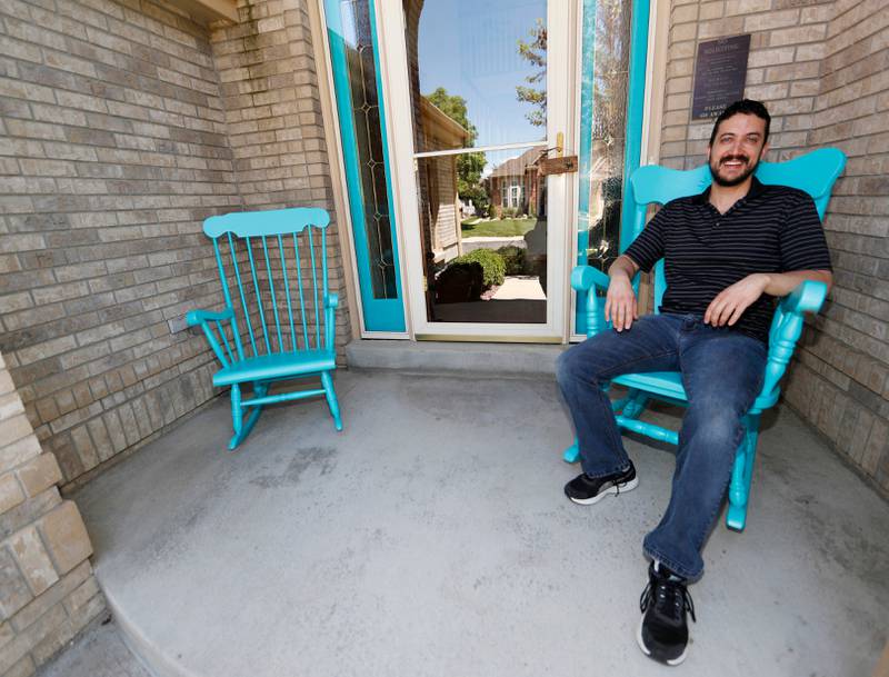 Danny Aguilar slapper av i en gyngestol på terrassen sin i Colorado. Men sommerferie har han ikke råd til. 