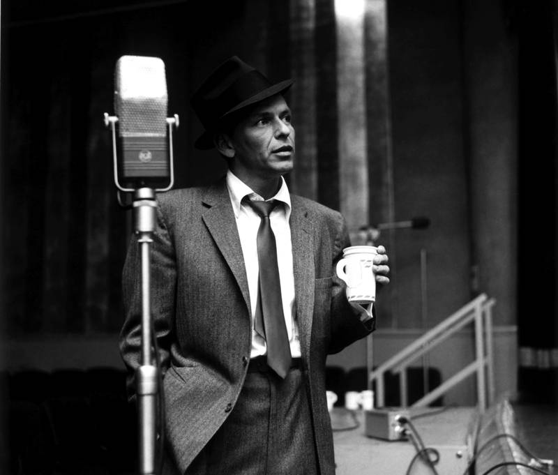 Frank Sinatra er arbeidarklasseguten frå Hoboken, New Jersey, som gjorde sitt store gjennombrot med orkester leia av Harry James og Tommy Dorsey. FOTO: Universal