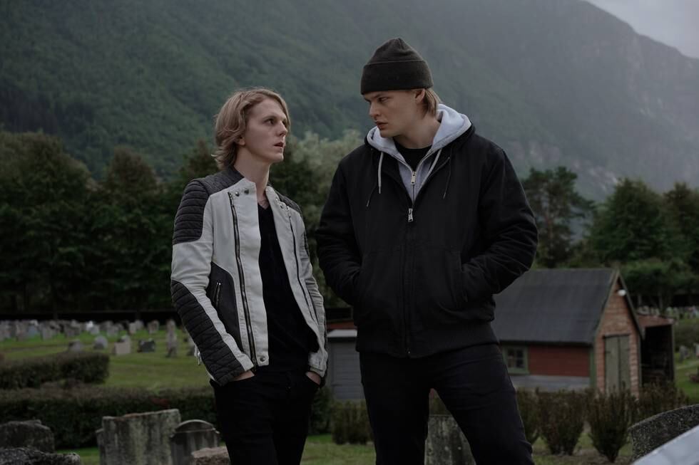 Magne/Tor (David Stakson) og Laurits (Jonas Strand Gravli)er brødre som får mange typiske ungdomsproblemer å takle i hverdagen, og noen mer utypiske i sesong to av denne dansknorske, norrøne fantasyserien fra Netflix.