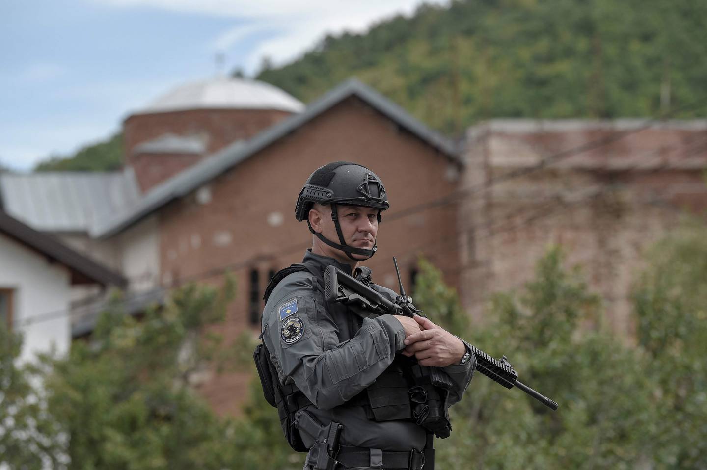Et medlem av Kosovos spesialenhet står vakt i området nord i Kosovo etter serbisk milita angrep politiet i regionen, og en politimann ble drep.