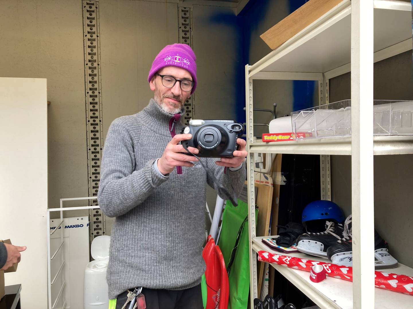 Et fullt ut fungerende polaroidkamera er blant det som nylig ble levert inn til Sofienberg minigjenbrukstasjon. Ivar Røe, som jobber der, regner med at det fort forsvinner fra hyllene.