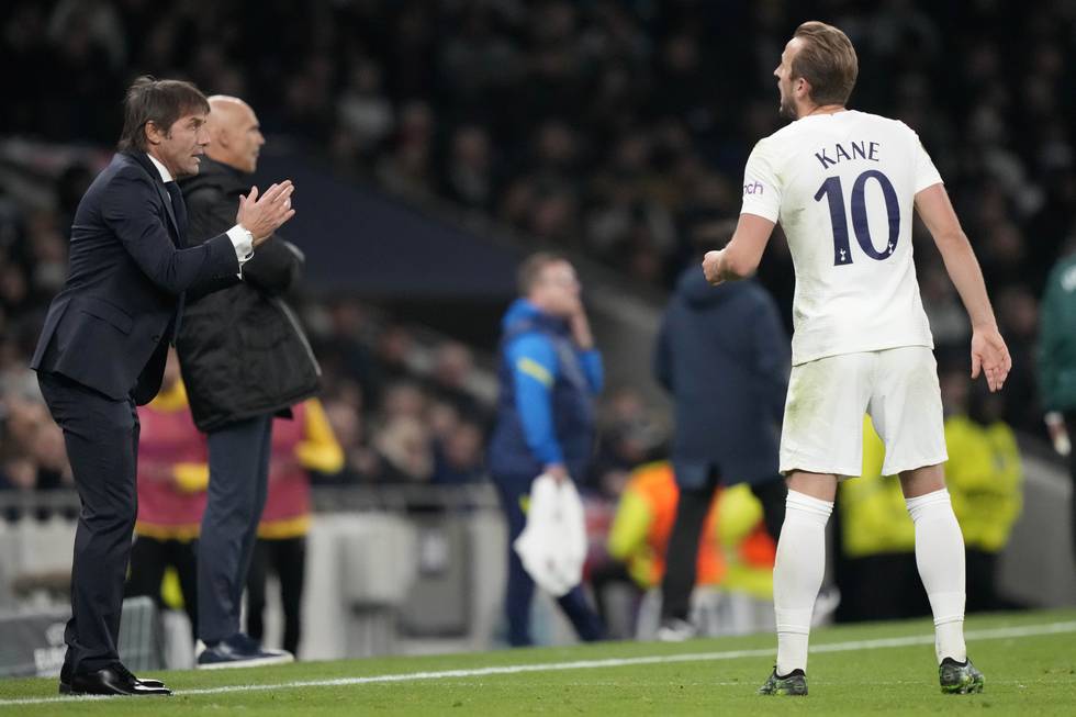 Tottenhams manager Antonio Conte og Harry Kane under torsdagens kamp. Foto: Frank Augstein / AP / NTB