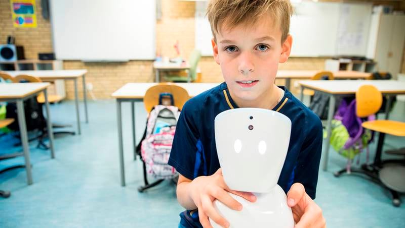 Eirik Sander Viken (9) går på Hvalstad skole. Rundt 10 uker hvert år er han borte fra undervisningen, men denne lille roboten streamer lyd og bilde fra klasserommet og har også en høyttaler som gjør at Eirik kan stille spørsmål og skravle med vennene i friminuttene. 