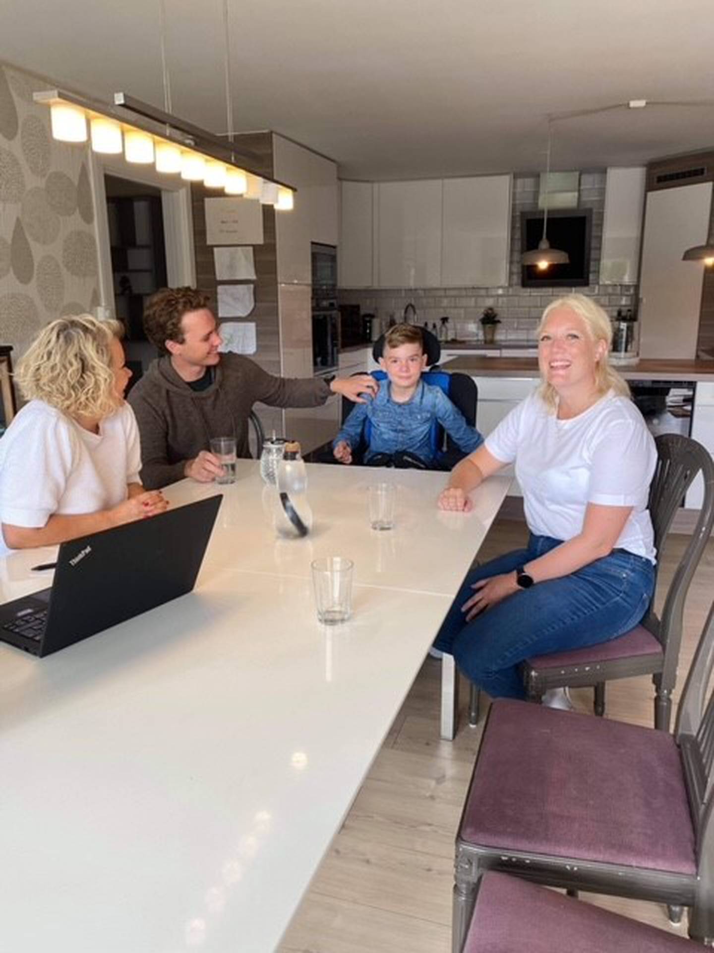 Frp-politiker Aina Stenersen (til høyre) besøkte Leonard og familien på Brobekk.