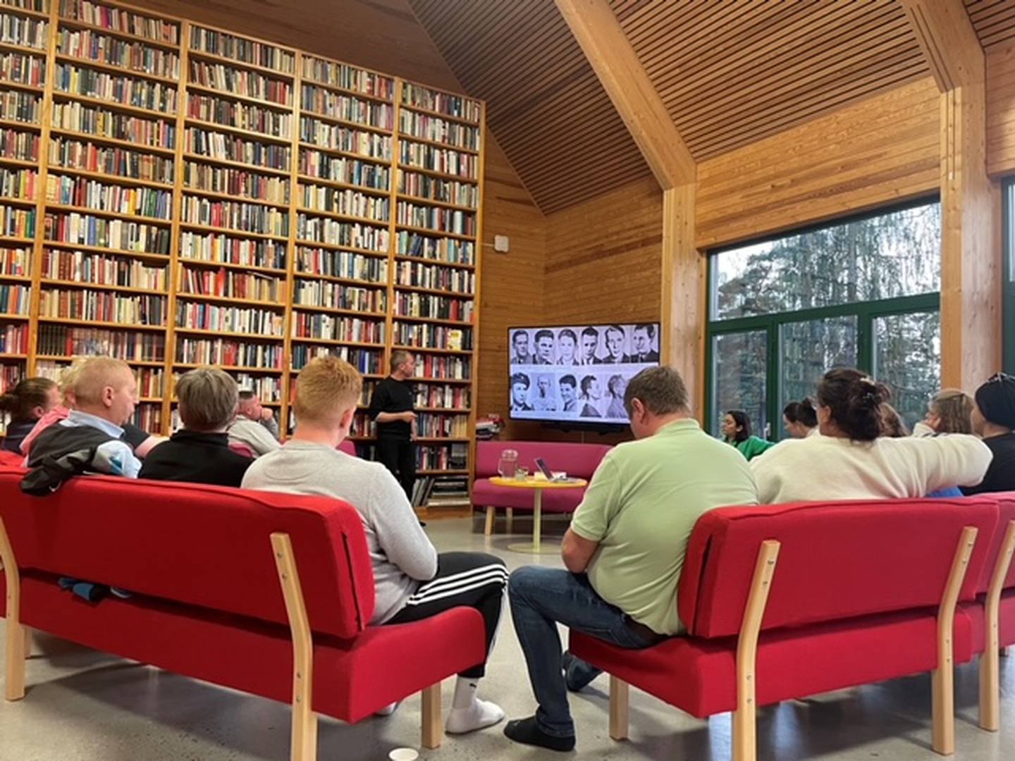 Jonas Bals foredrar om boka på Utøya: – På skjermen er det bilder av noen av auferne som ble skutt og drept eller omkom i konsentrasjonsleirer og fangetransport.