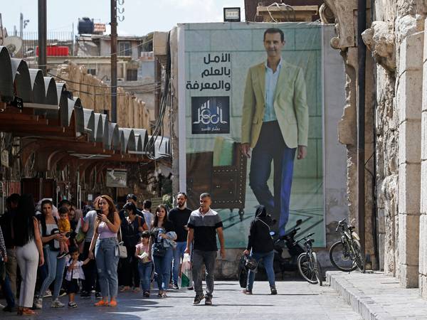 President Assad på vei inn i varmen