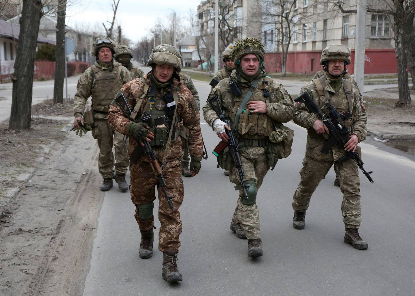Ukrainske soldater går gjennom gatene i Sievierodonetsk i Luhansk, 27. februar i år.