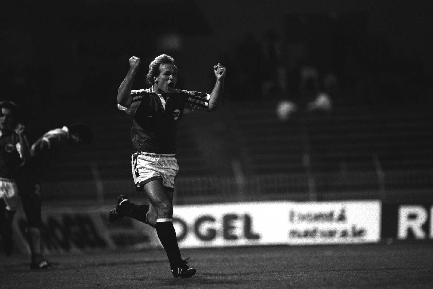 Gøran Sørloth anno 1990. Etter scoring mot Kypros.