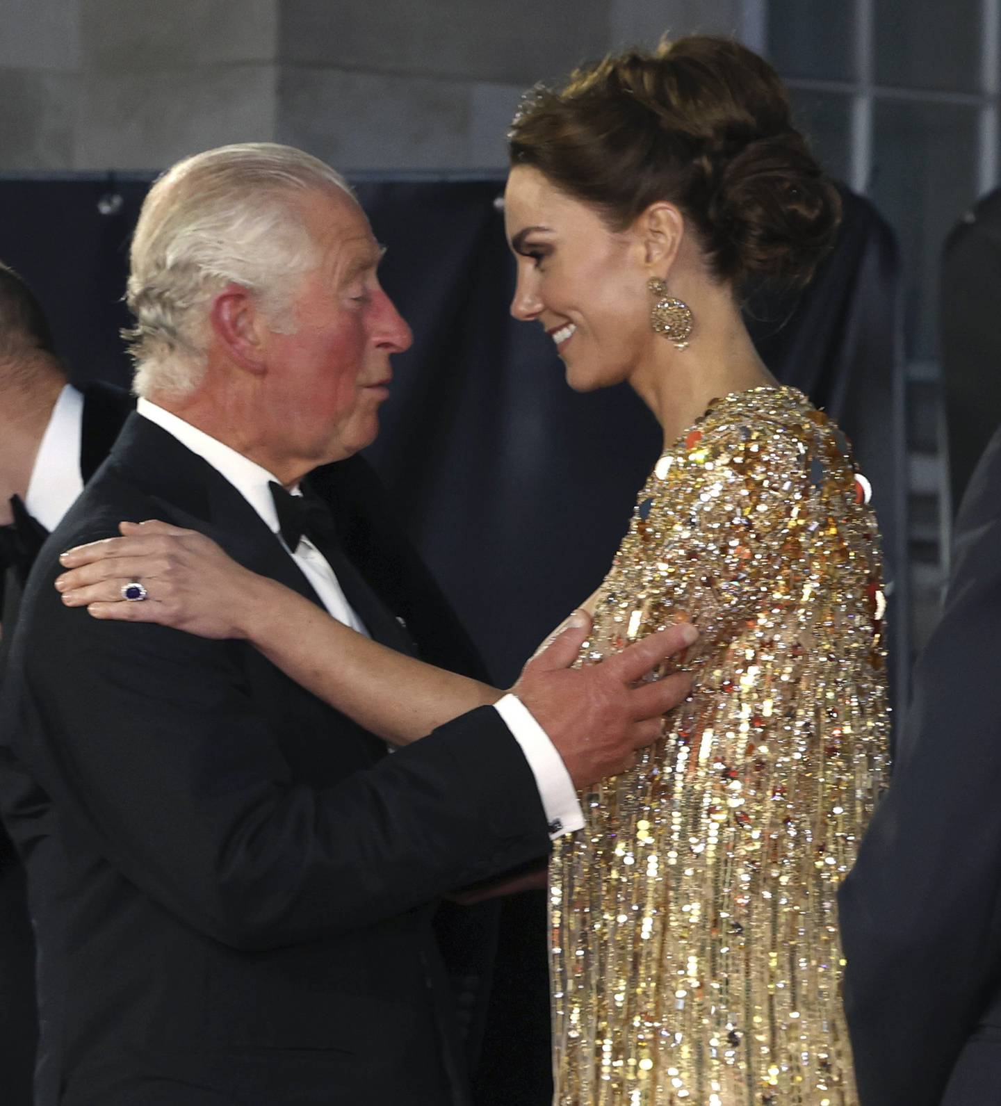 Kong Charles ble selv diagnostisert med kreft på nyåret. Han er stolt av prinsesse Kate for hennes mot til å snakke om kreftdiagnosen, melder det britiske hoffet. Her fra verdenspremieren til James Bond-filmen «No Time To Die» i september 2021.