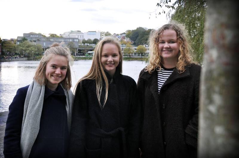 Emilie Mikalsen, Silje Simensrud og Edda Kvindesland brukte midttimen på å gå rundt Breiavatnet. De var tre av mange elever fra Kongsgård mandag formiddag. Foto: Tone Helene Oskarsen