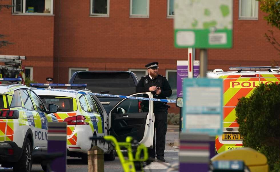 Nødetatene utenfor kvinnesykehuset i Liverpool der en bil eksploderte søndag formiddag. En person mistet livet, mens en mann ble skadd. Foto: Peter Byrne/PA via AP / NTB