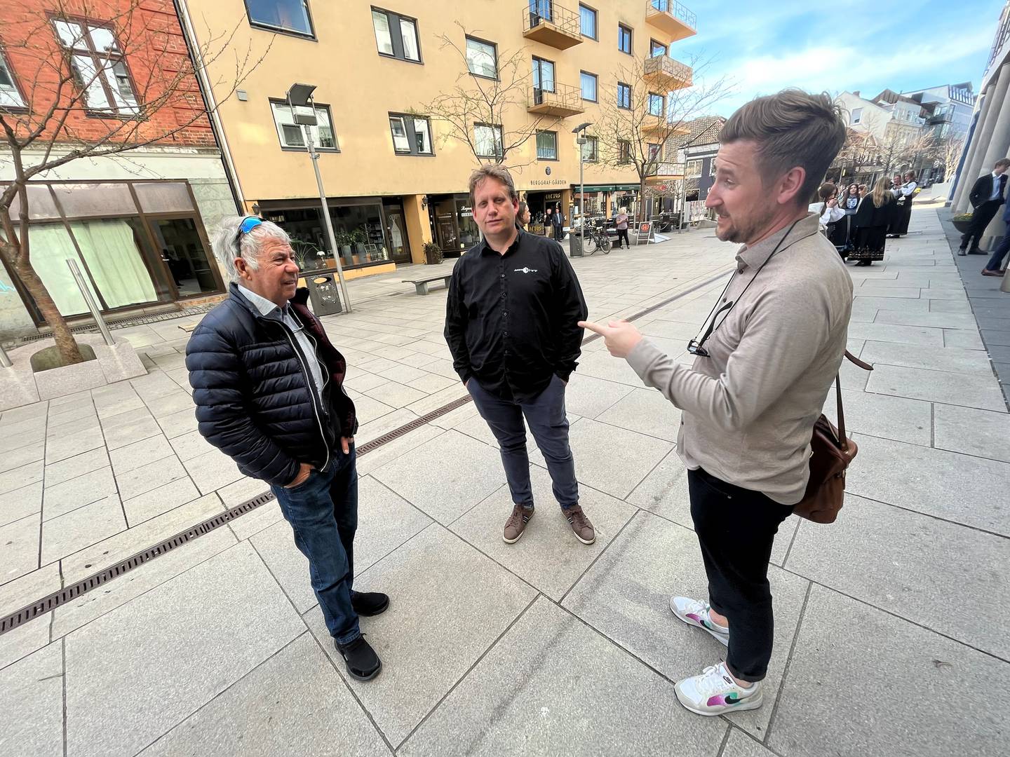 Egil «Drillo» Olsen utenfor Fredrikstad Kino, her sammen med kinosjef Jørgen Søderberg Jansen (midten) og Daniel Høglund, en av to regissører på dokumentarfilmen «Alt for Norge».