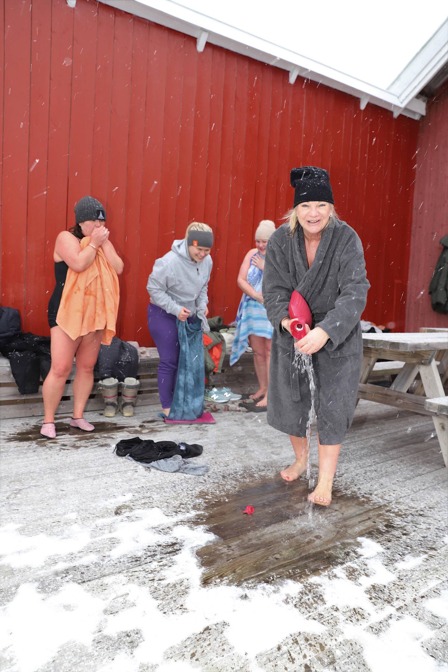 Grete Sumstad heller lunkent vann over de iskalde føttene før påkledning.