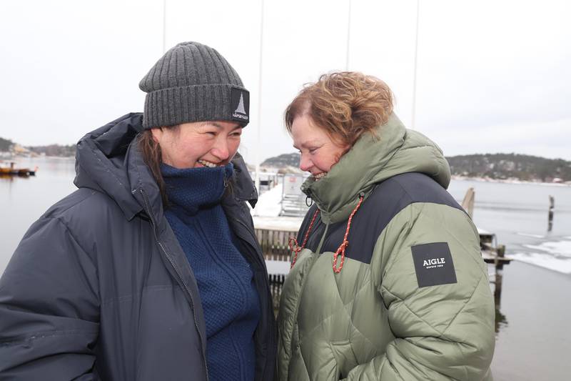 Erika Kurahachi (til venstre) og Trude Thorsdatter Hansen blir lattermilde og fnisete etter en iskald dukkert.