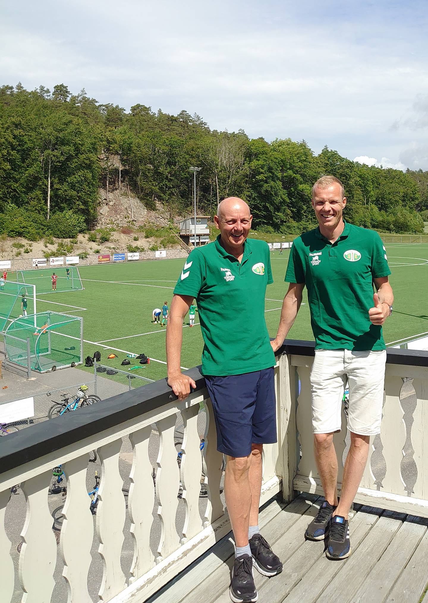 Fotballeder Sigmund Karlsen (til venstre) og utviklingsansvarlig Marius Johnsen har allerede startet planleggingen av neste års fotballskole på Kråkerøy.