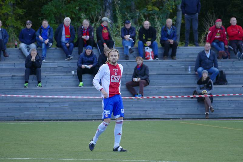 KFUMs kaptein Eivind Sæther kom til 2. omgang fordi han var forlover i bryllup. Det er helt greit i vennegjengen i "Kåffa". FOTO: PER ERIK MOEN