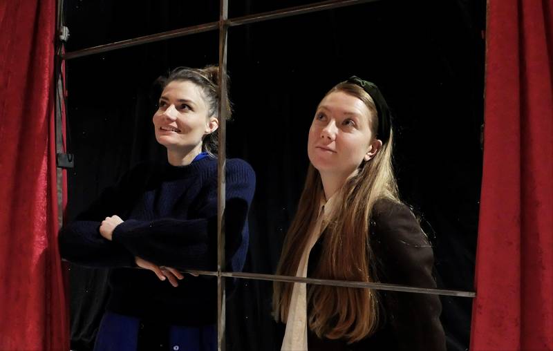 Benedikte Karine Sandberg (t.v.) og Andrea Vik gleder seg veldig til å ta i bruk Drammens Teater, som de mener er perfekt for avskjedsmusikalen til Buskerud.