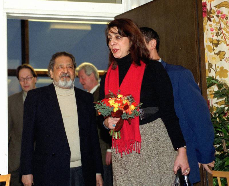 
Stockholm 20011206
Årets nobelprisvinner i litteratur, V. S. Naipaul ankom torsdag Stockholm sammen med sin kone Nadira. 
Foto:Maja Suslin / SCANPIX