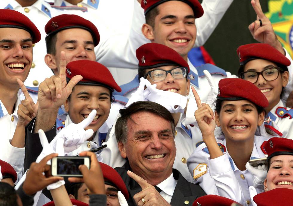 Den konservative presidentkandidat Jair Bolsonaro har brukt mesteparten av sin karriere på å forsvare diktatur, bruk av tortur og vold, og et sterkere militær, skriver Benedicte Bull. I april markerte han Militærets dag med ferske rekrutter i Brasília. FOTO: ERALDO PERES/NTB SCANPIX