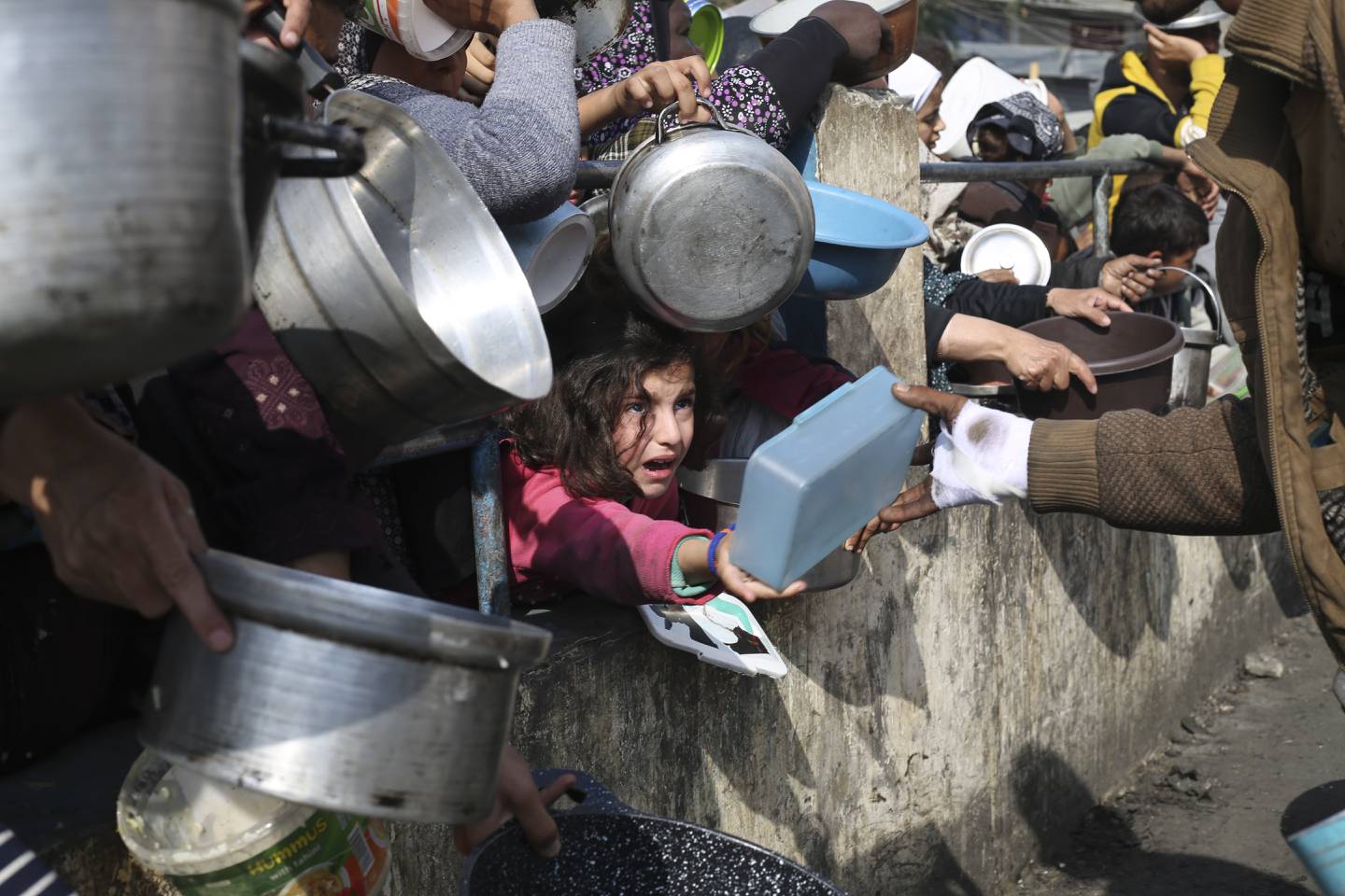 Behovet for mat er fortsatt desperat på Gazastripen. Bildet er tatt i Rafah i sør 9. januar. Foto: Hatem Ali / AP / NTB