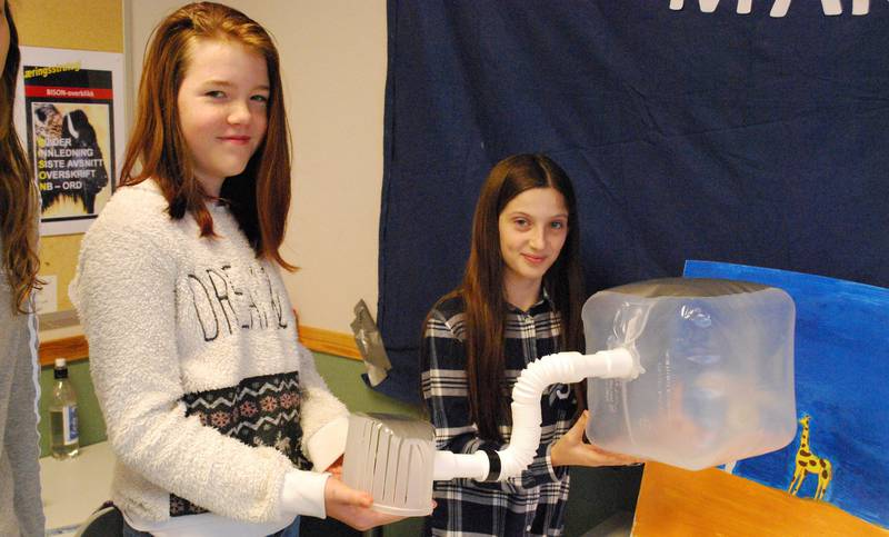 MULIG LIVREDDER: Michelle Karlsen (t.v.) og Blerta Rama viser fram en modell av «Global Water Maker», som skal hjelpe mennesker i nød å skaffe rent drikkevann.