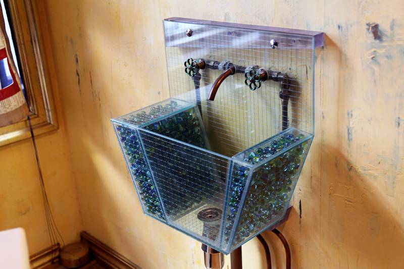Vasken hos Buch Optikk er signert Randy Naylor, og kan knapt kalles hyllevare. Klinkekuler inngår. Foto: Stein Roger Fossmo