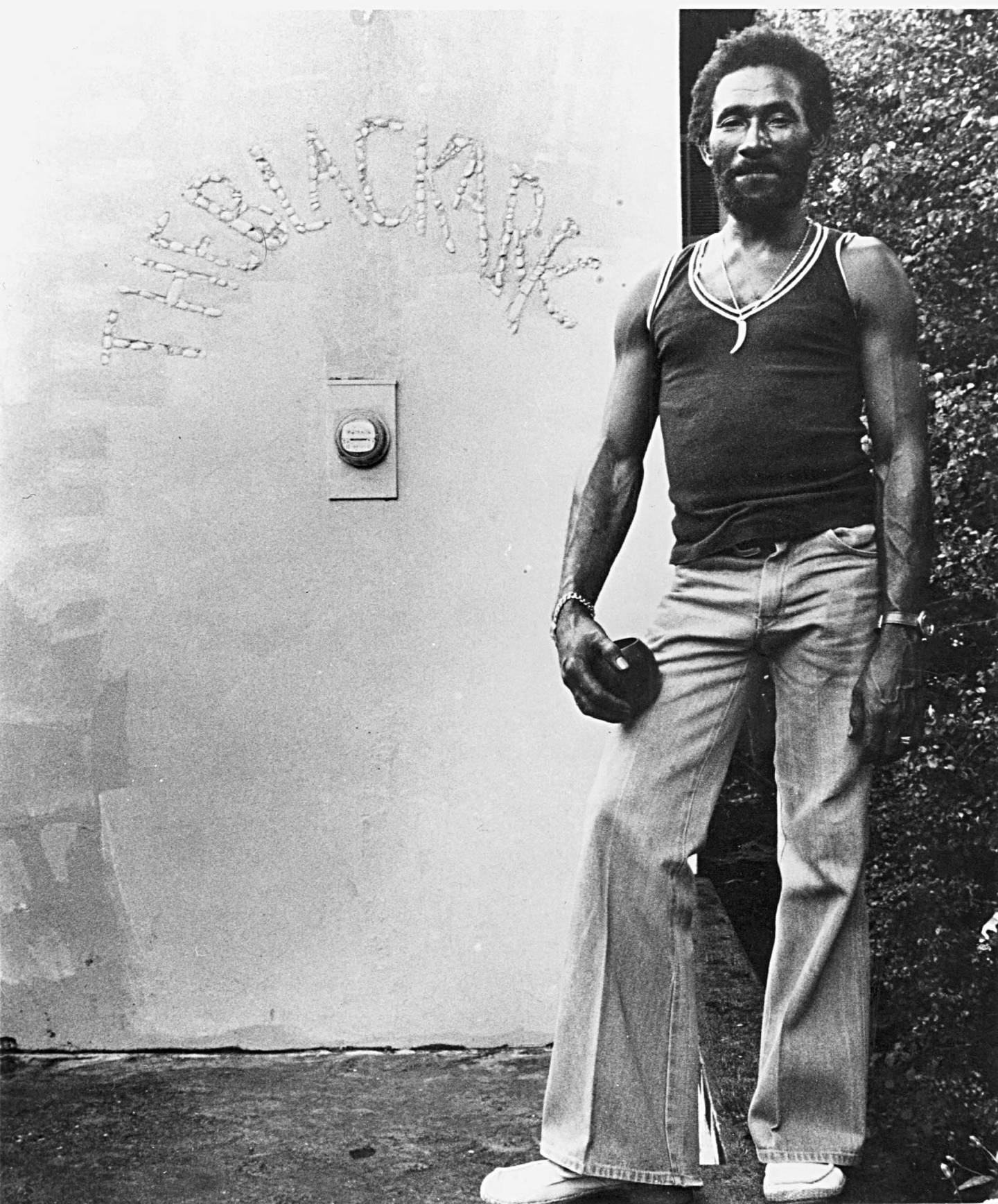 Plateprodusent Lee Perry utenfor Black Ark-studioet på 70-tallet.