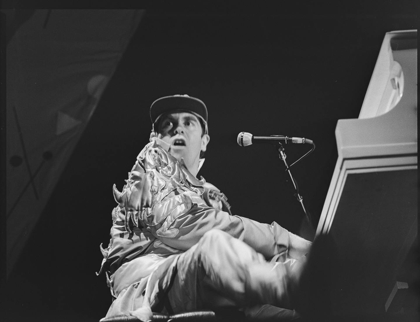 Elton John tramper i klaveret under sitt første norgesbesøk, i Drammenshallen i 1982.