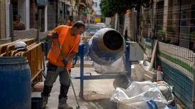 Renholders død i Spanias hete har skapt debatt om arbeidsvilkår og klimaendringer