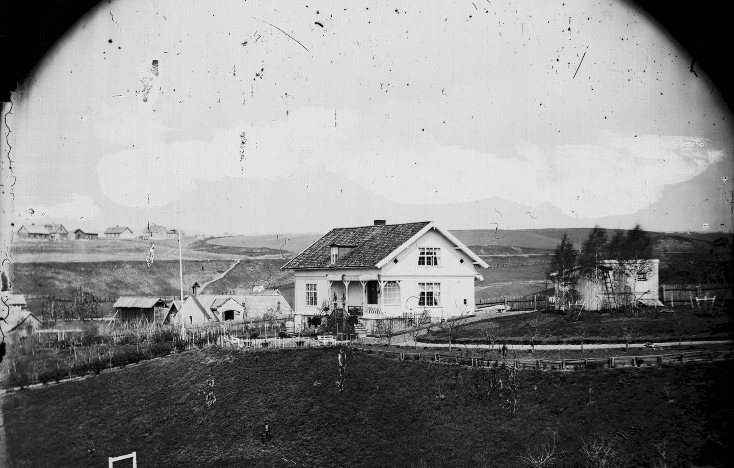 Gården Hvite-Kværner i Kværnerdalen ble familien Onsums sommerhus. Fotografert cirka 1863–83.