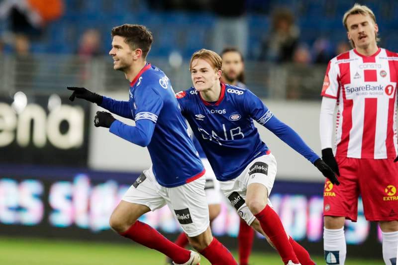 Fredrik Oldrup Jensen har satt 1-0 etter pasning fra Tobias Christensen, som gjerne vil gratulere.