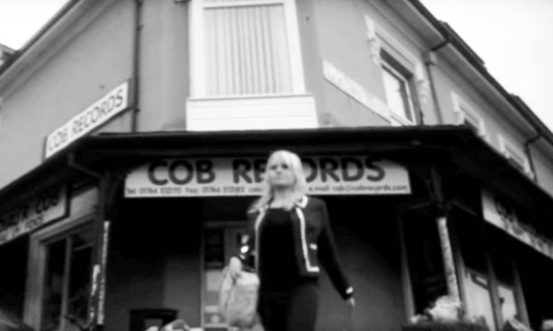 Duffy på besøk hos Cob Records i videoen til «Rockferry»