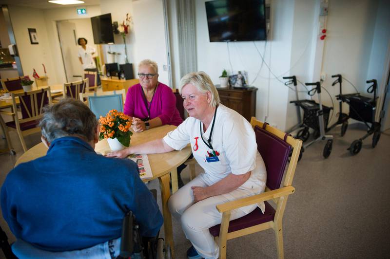 Kan ansettelse av husassistenter redusere sykefraværet hos ansatte ved sykehjem? To sykehjem i Stavanger kan bli prøvekaniner i nytt prosjekt.

Sunde sykehjem er ett av dem. På bildet er virksomhetsleder Anne Røsbak (i rosa) og talsperson for de ansatte ved sykehjemmet, Grete Fister.

sykehjem eldreomsorg eldresenter eldrebølgen