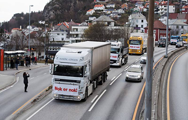 NOK ER NOK: Yrkessjåfører protesterer mot økning av bompengeavgiftene og gjennomfører en kjør-sakte-aksjon på innfartsveiene til Bergen i 2017. FOTO: MARIT HOMMEDAL/NTB SCANPIX