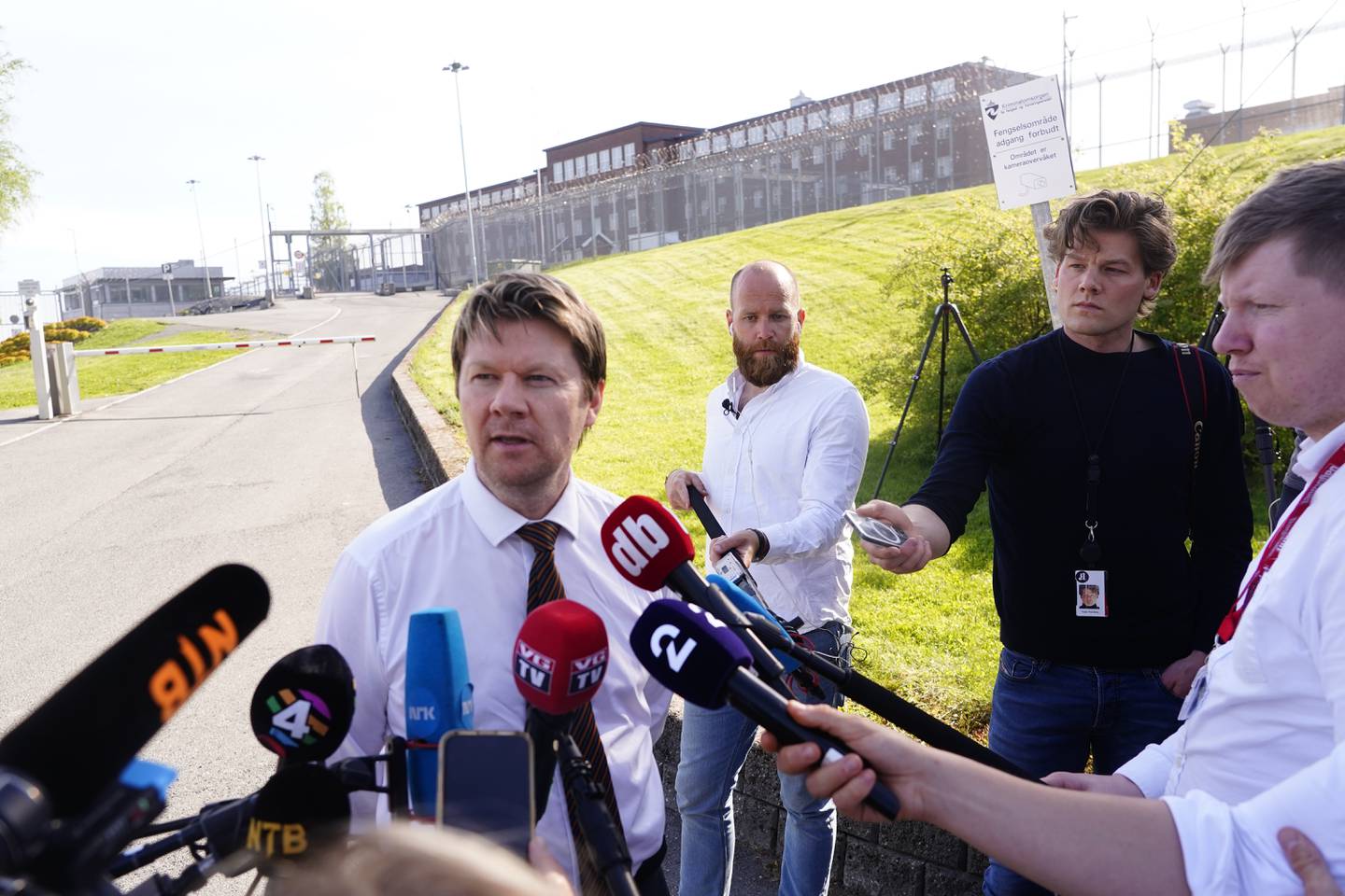 Bjørn André Gulstad, en av Viggo Kristiansens forsvarere, møtte pressen utenfor Ila fengsel og forvaringsanstalt tirsdag ettermiddag i påvente av Kristiansens løslatelse.