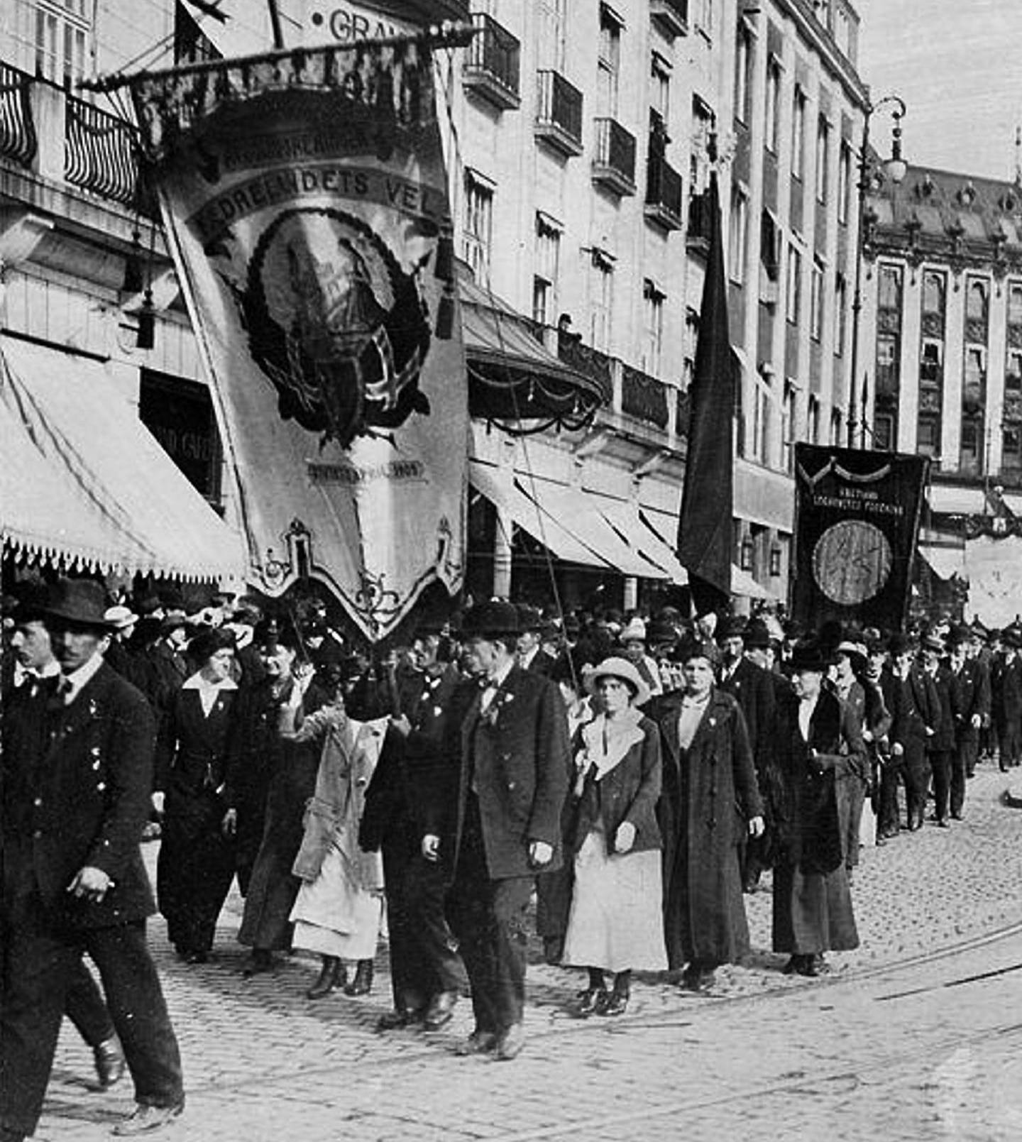 Arbeiderne paraderer på Karl Johan 1. mai 1915. FOTO: ARBEIDERBEVEGELSENS ARKIV