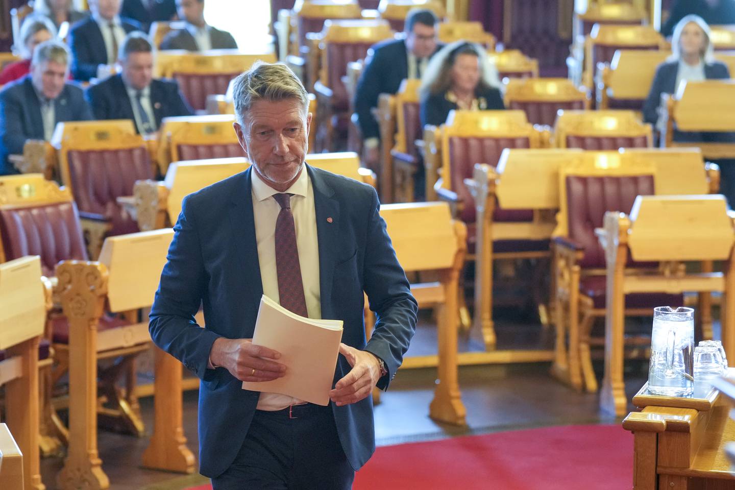 Olje- og energiminister Terje Aasland redegjør om kraftsituasjonen under et møte på Stortinget
